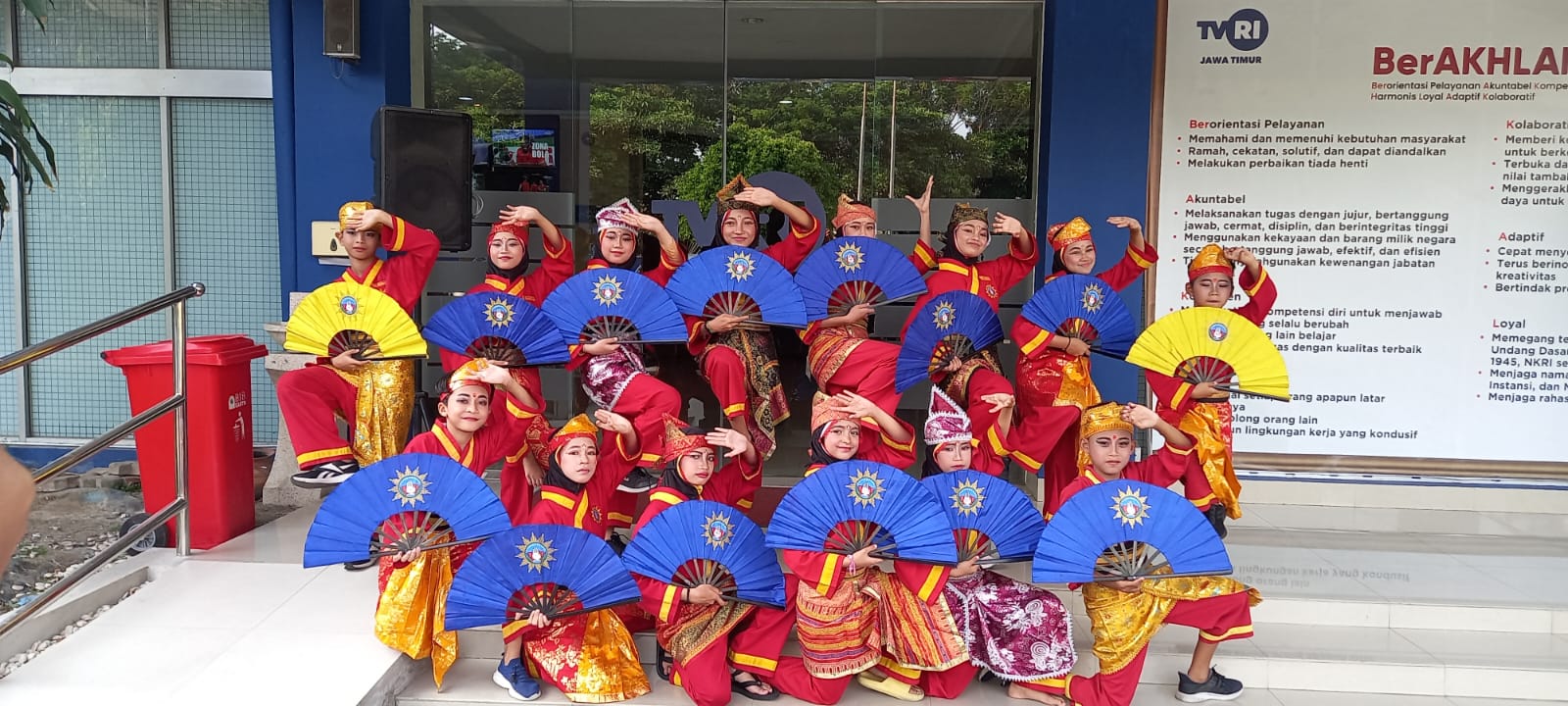 para siswa yang tampil tari kipas